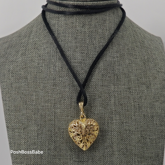 KOREA Vintage Filigree Heart Gold tone pendant necklace on black cord - Picture 1 of 15